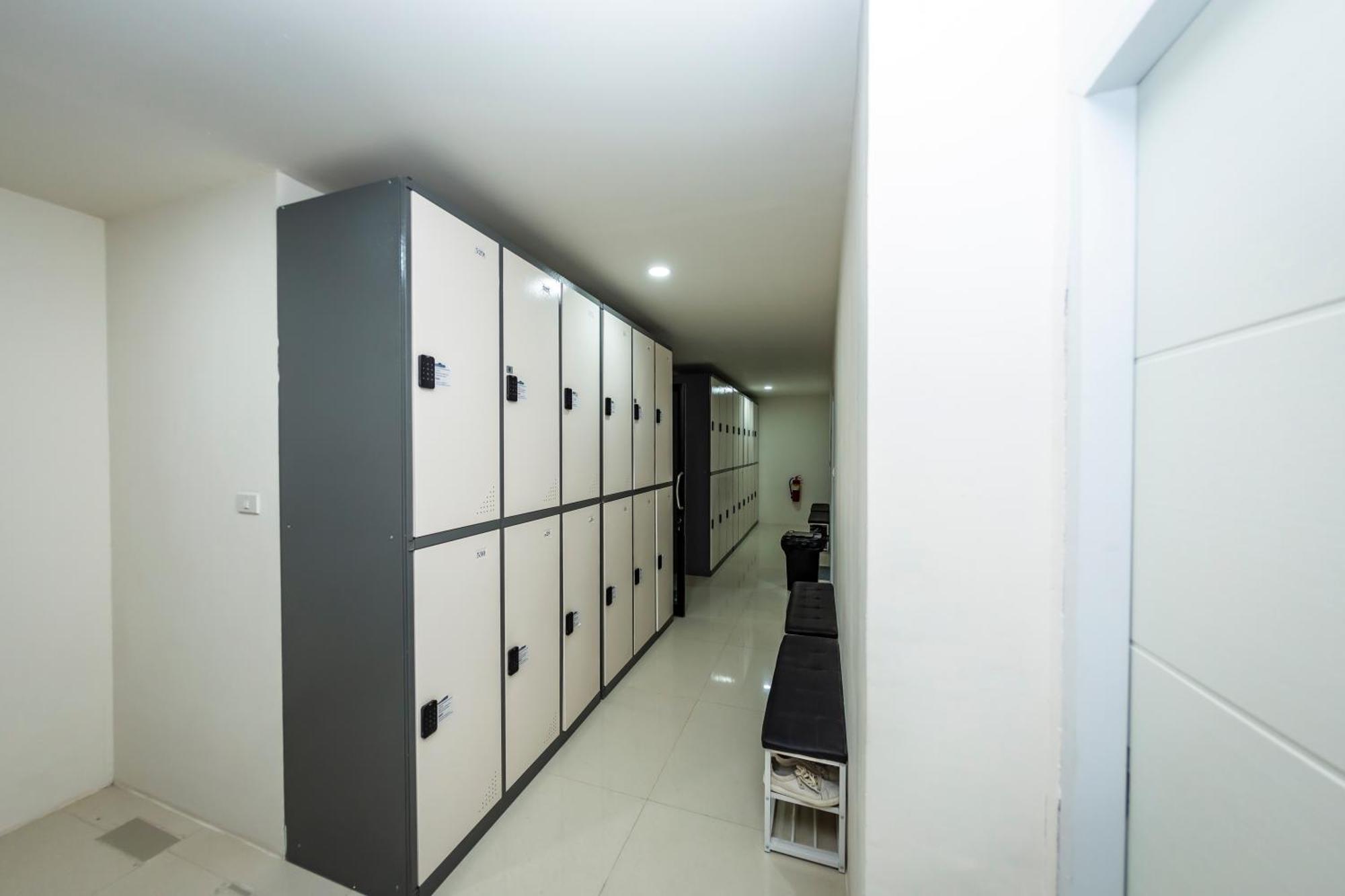 Kiwi Capsule Hotel Bangkok Exterior foto